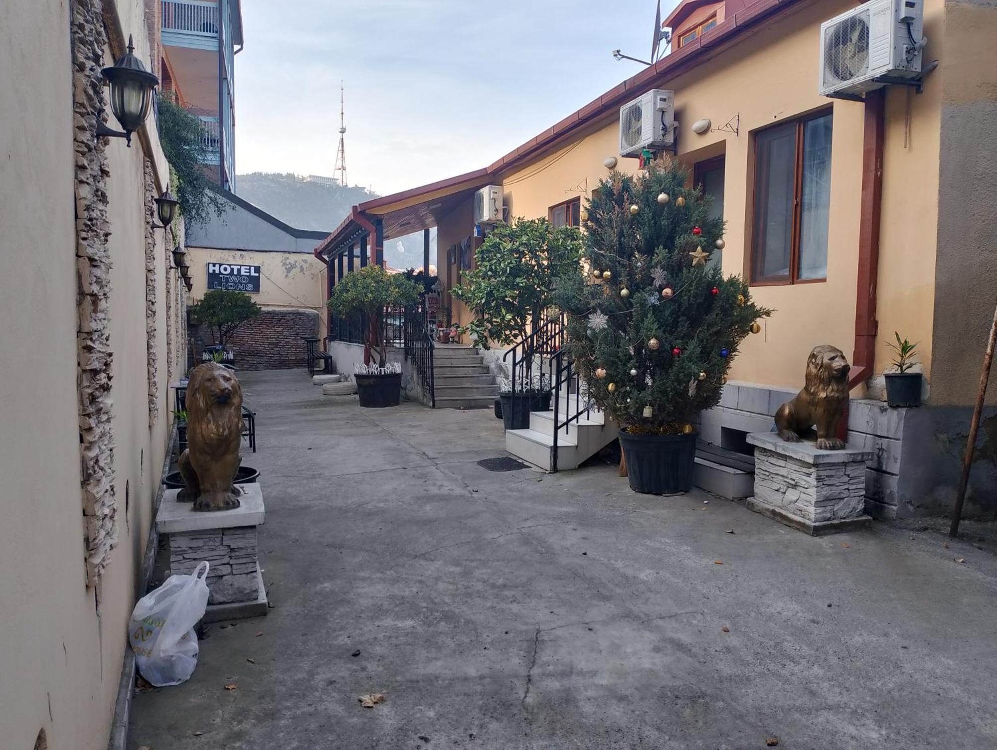 Two Lions Hotel Tbilisi Exterior foto