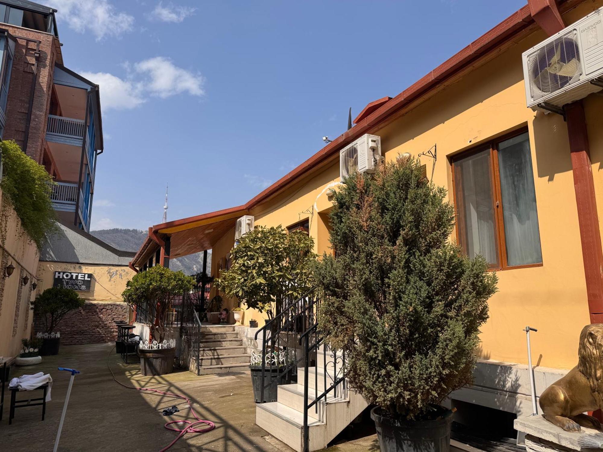Two Lions Hotel Tbilisi Exterior foto